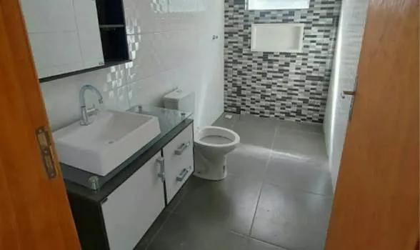 Banheiro concluído com revestimento em imóvel regularizado