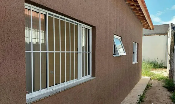 Casa com janelas e acabamento externo