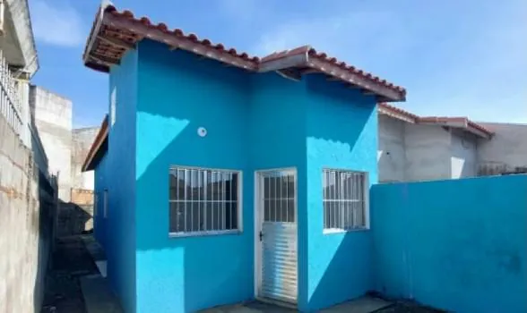 Casa térrea azul construída e entregue pela Douradão