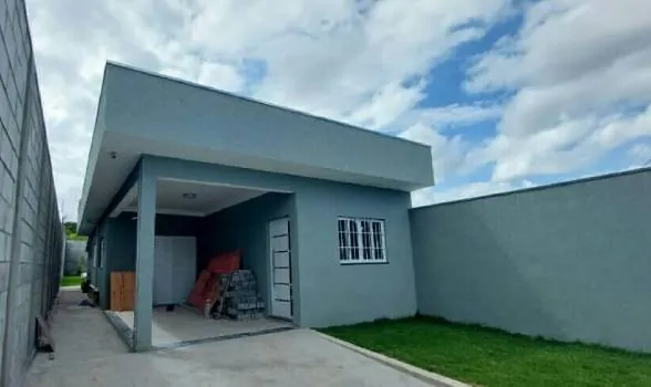 Casa com garagem coberta