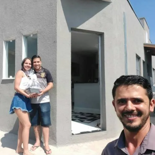 Clientes da Douradão em frente à casa nova