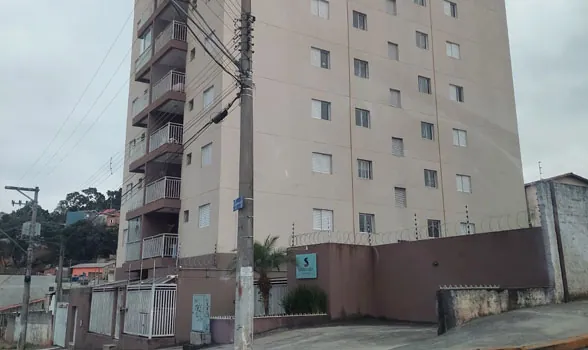 Edifício residencial construído em terreno amplo