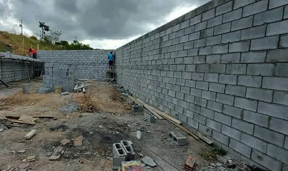 Terreno preparado com muro de blocos